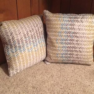 2 Decorative Pillows